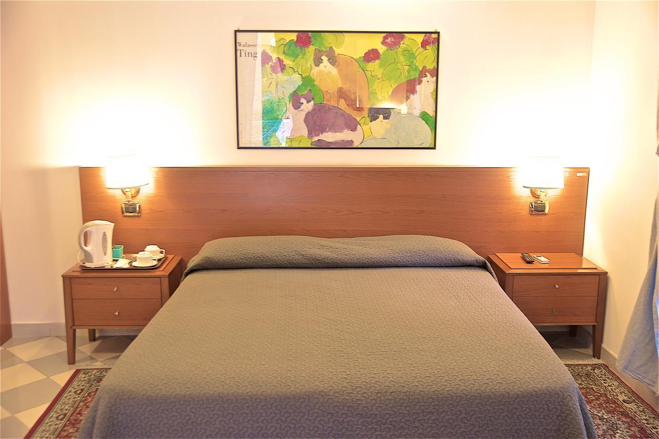 Carmel Rom